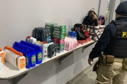 PRF prende casal por roubo de mercadorias na via Dutra em Jacareí - Transito aberto