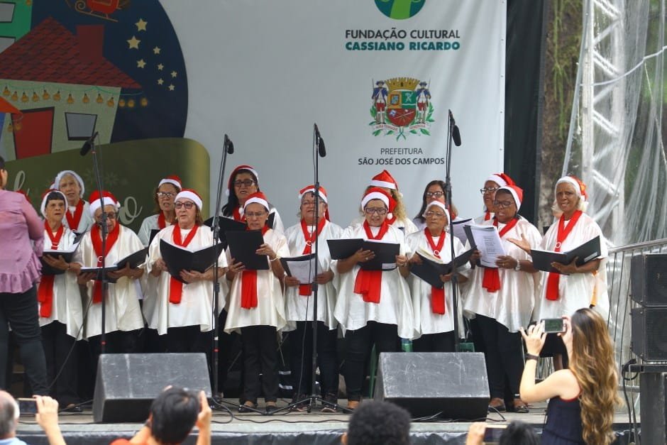 Até o dia 23 de dezembro, haverá apresentação de grupo de viola, Orquestra Sinfônica de São José dos Campos, Banda de Santana, Centro de Artes Circenses, entre outros, na Praça Afonso Pena – Foto: Claudio Vieira/PMSJC