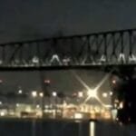 Navio derruba ponte