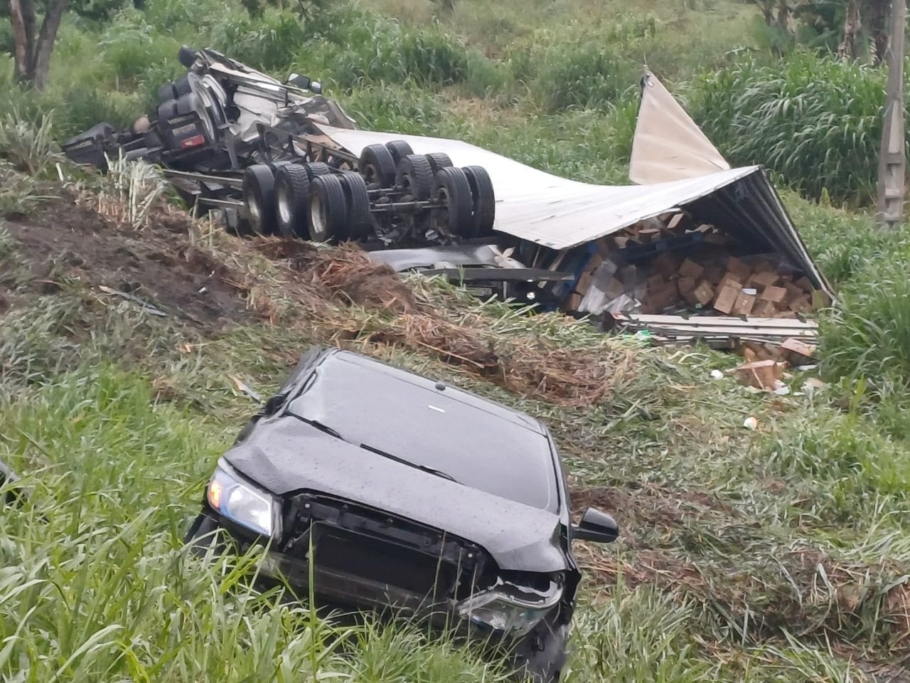 Carreta e carro colidem lateralmente nesta manhã de segunda-feira e congestionam a Via Dutra