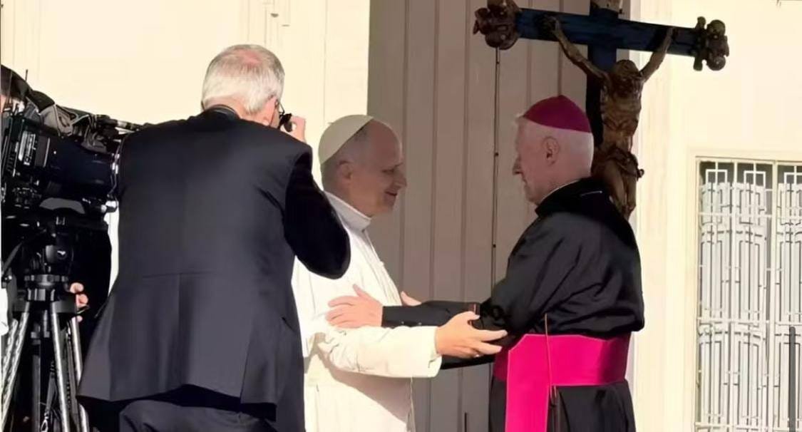 Dom Orlando Brandes encontra o papa Leão XIV pela primeira vez no Vaticano