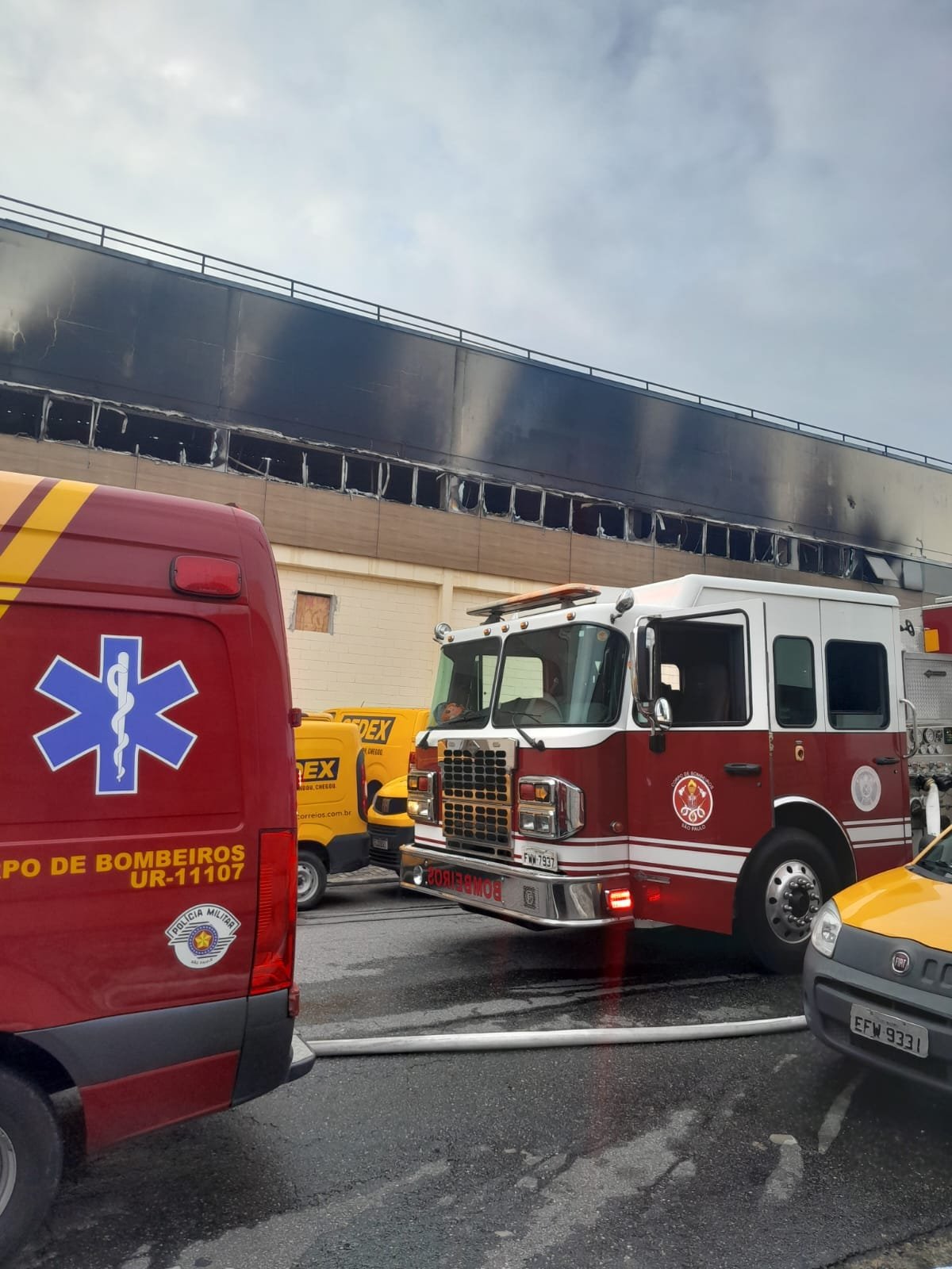 Incêndio atinge galpão dos Correios em São José dos Campos