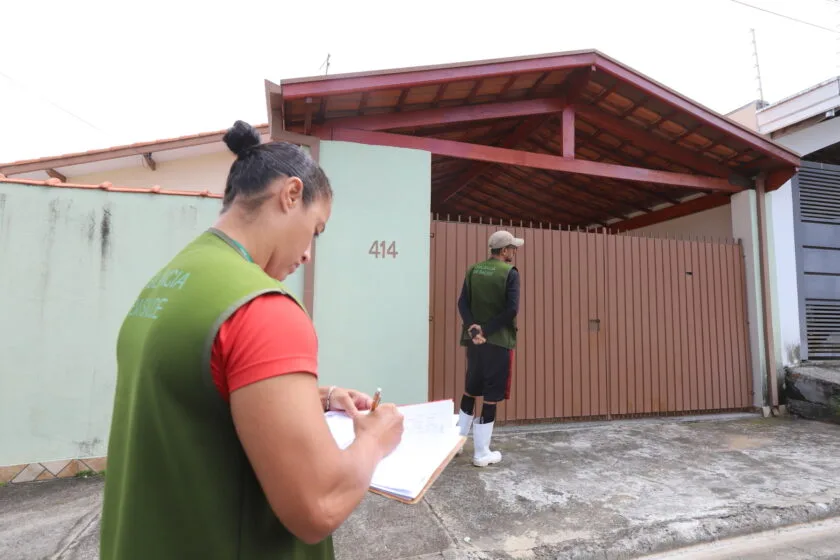 Jacareí intensifica ações de combate à dengue com cata-treco, visitas domiciliares e nebulização